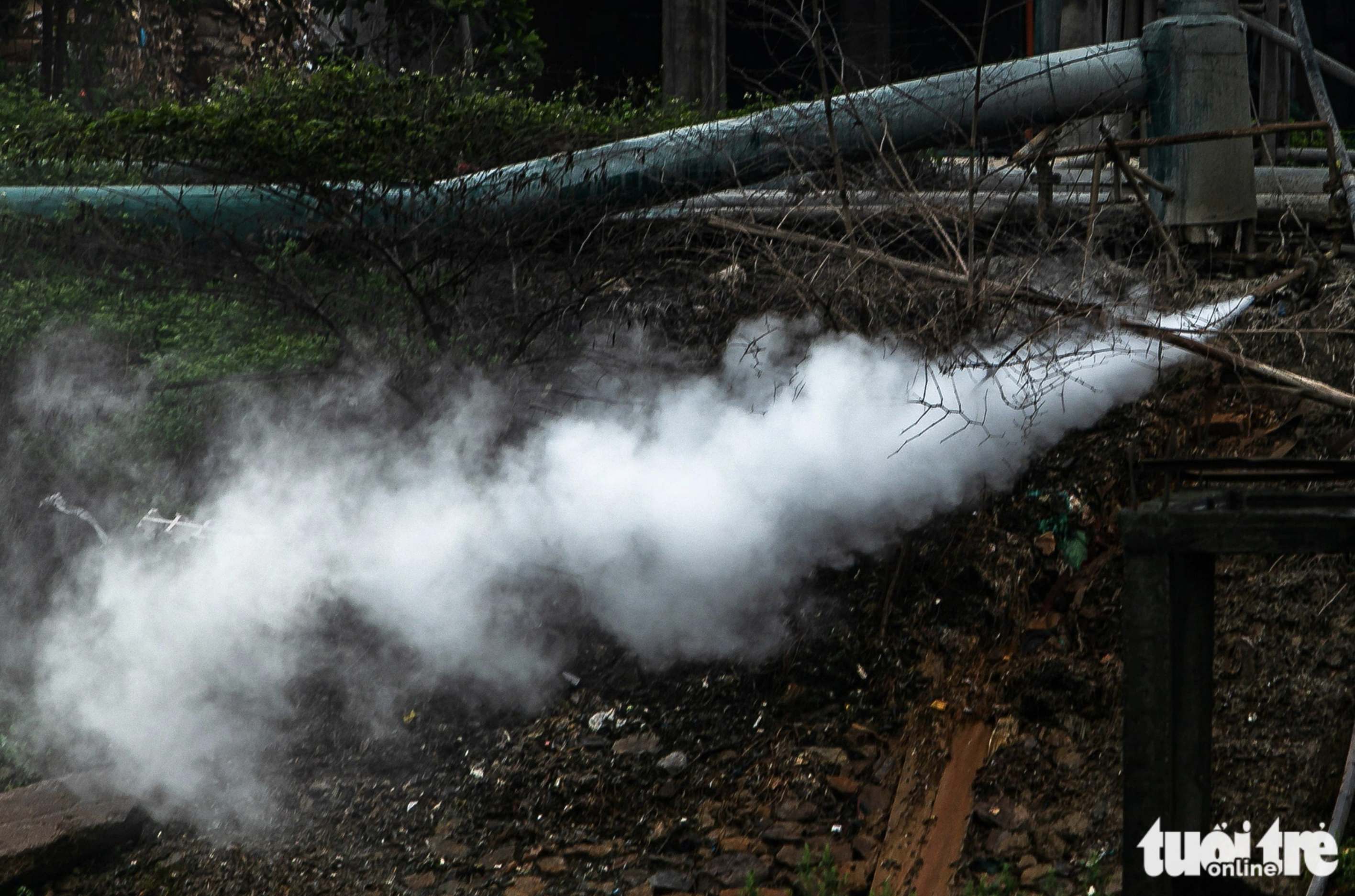 Smoke comes out through a funnel of a factory, contributing to polluting the environment. Photo: Danh Khang / Tuoi Tre