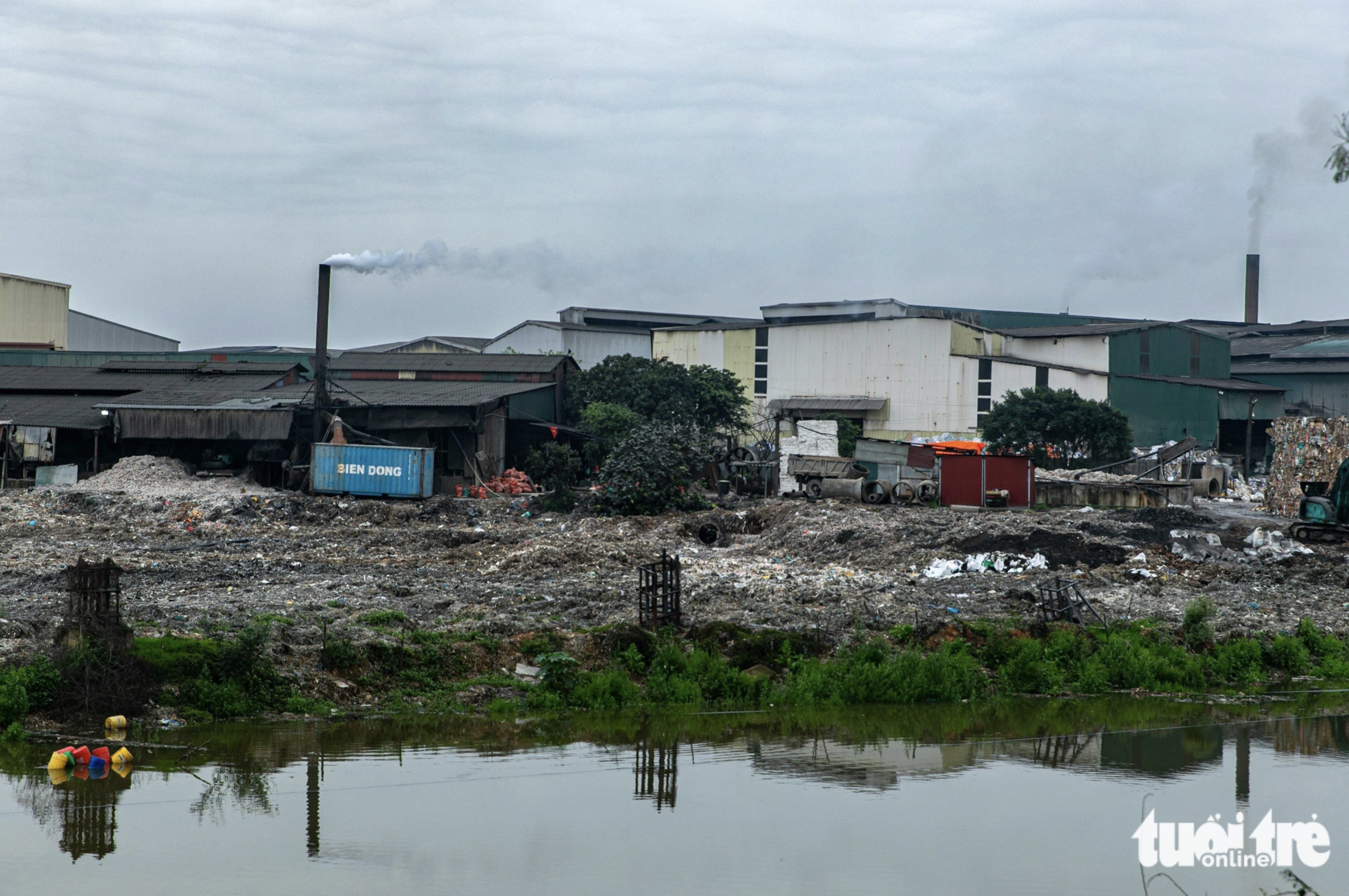 Waste is dumped along a bank of the Ngu Huyen Khe River. Photo: Danh Khang / Tuoi Tre