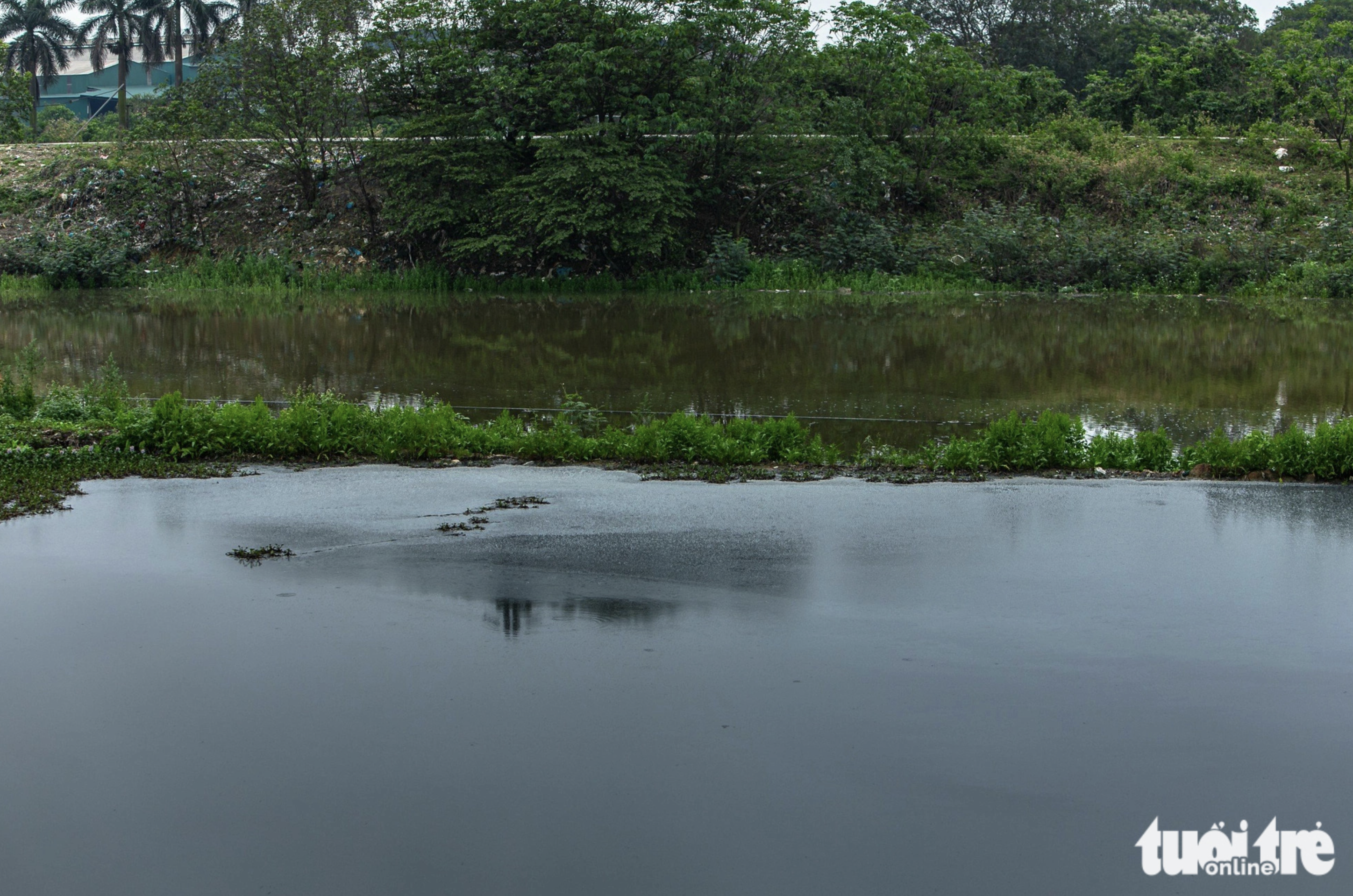 Wastewater from the Phong Khe Paper Recycling Village is discharged into the Ngu Huyen Khe River. Photo: Danh Khang / Tuoi Tre