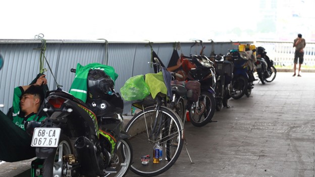 Many ride-hailing drivers hang hammocks under the Ba Son Bridge in District 1, Ho Chi Minh City to take a rest. Photo: An Vi / Tuoi Tre