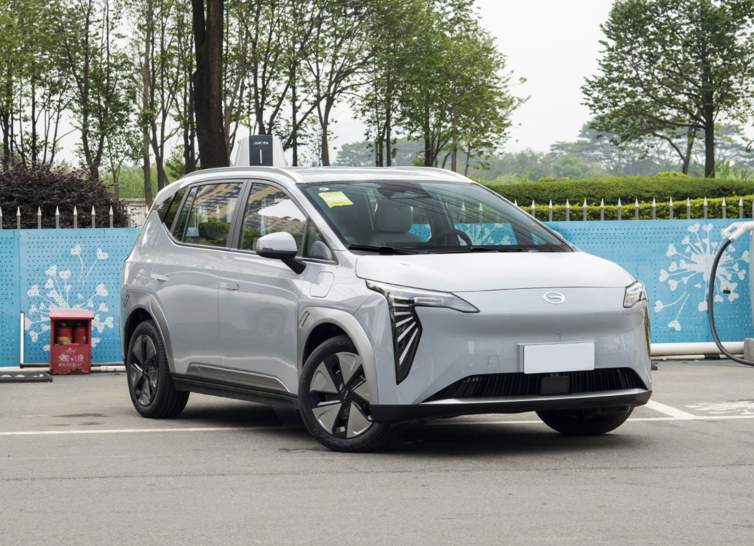 The Aion Y Plus boasts a length of 4,545 mm, a width of 1,870 mm and a wheelbase of 2,750 mm. The model also features vertical LED daytime running lights and retractable door handles. Photo: AION