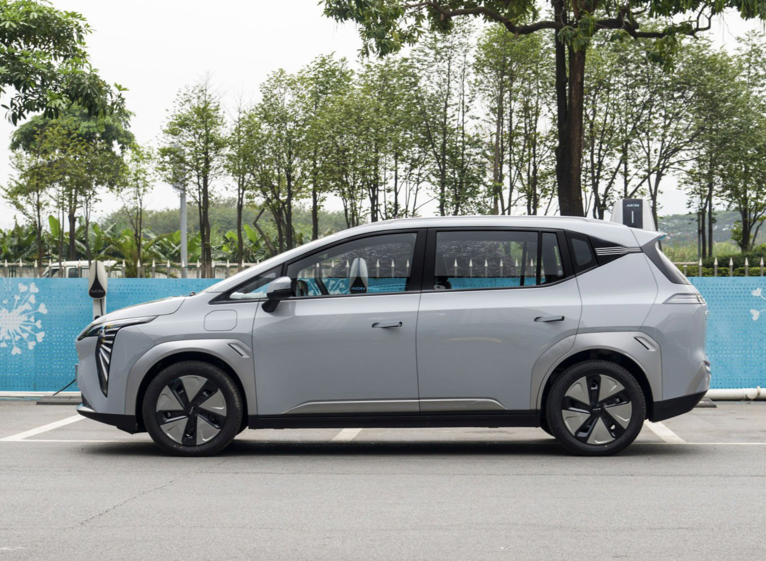 The premium version of the Aion Y Plus in Thailand features an engine that can produce 204 horsepower and 225 Nm of torque. After being charged, the car can run for around 550 kilometers. Photo: AION