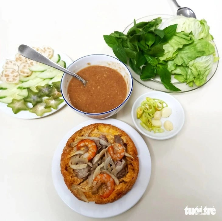 Bánh khoái is served at Ngu Binh restaurant in Phu Nhuan District, Ho Chi Minh City at VND105,000 (US$4.21). Photo: Ho Lam / Tuoi Tre