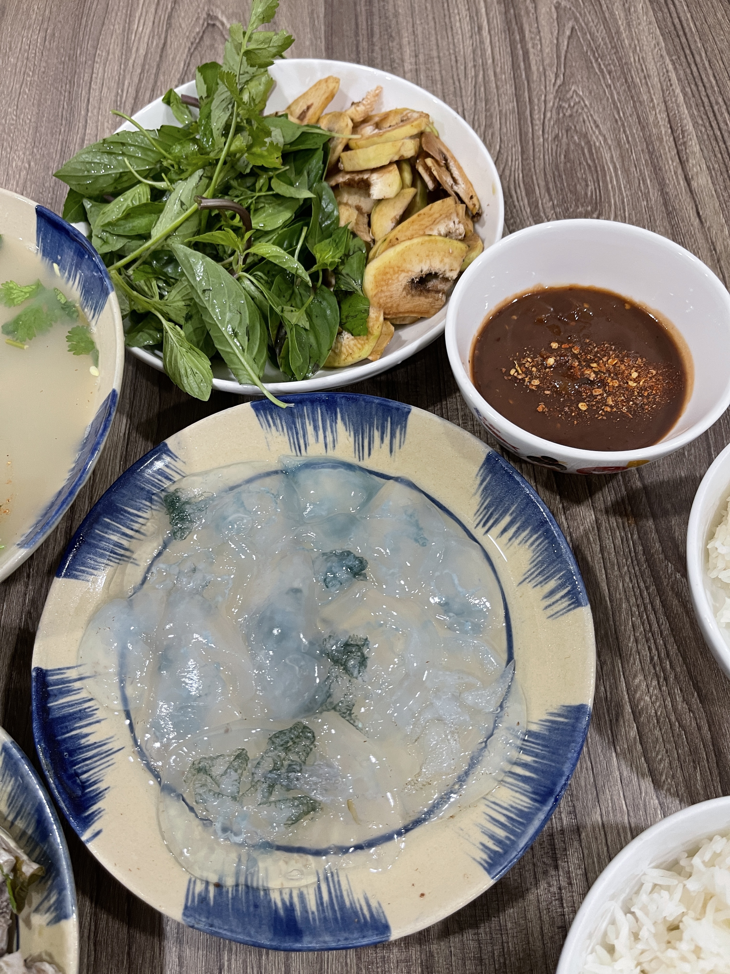 'Con nuốc' (Catostylus townsendi) is served with herbs and green roxburgh at a family meal in Ho Chi Minh City. Photo: Dong Nguyen / Tuoi Tre News