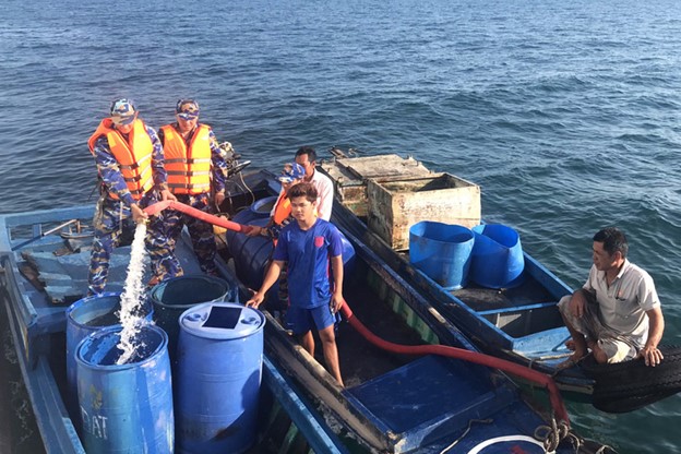 Officials of the Navy Region 5 Command transport 130,000 liters of fresh water to Hon Chuoi Island. Photo: Van Dinh / Tuoi Tre