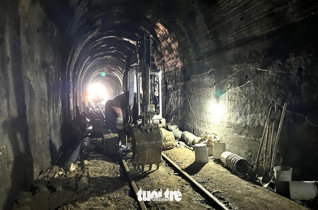 Excavators were mobilized to remove soil and rocks out of the tunnel. Photo: Nguyen Hoang / Tuoi Tre