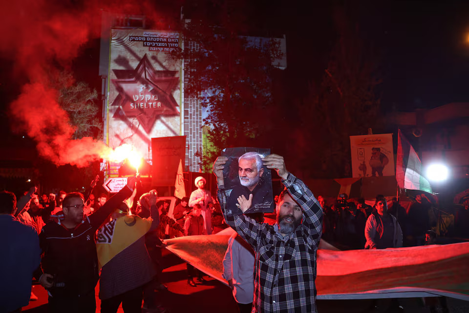 Iranians celebrate on a street, after the IRGC attack on Israel, in Tehran, Iran, April 14, 2024. Photo: Reuters