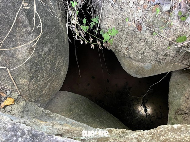 Workers discovered a large hole in the peak of the tunnel. Photo: Nguyen Hoang / Tuoi Tre