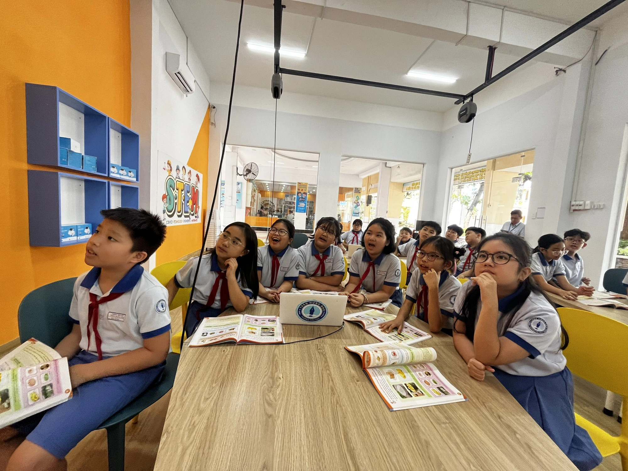 Elementary students take part in a tech-powered class. Photo: My Dung / Tuoi Tre