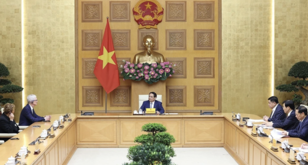 Vietnamese Prime Minister Pham Minh Chinh holds a reception for Apple CEO Tim Cook on April 16, 2024. Photo: VNA