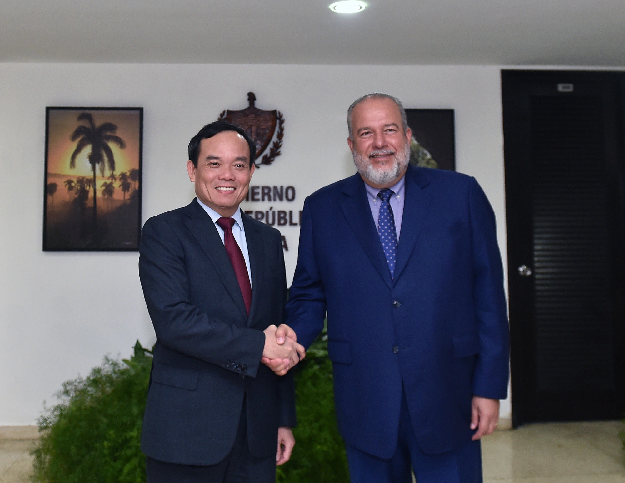 Cuban Prime Minister Manuel Marrero Cruz (R) shakes hands with Vietnamese Deputy Prime Minister Tran Luu Quang in Havana, April 15, 2024. Photo: VGP