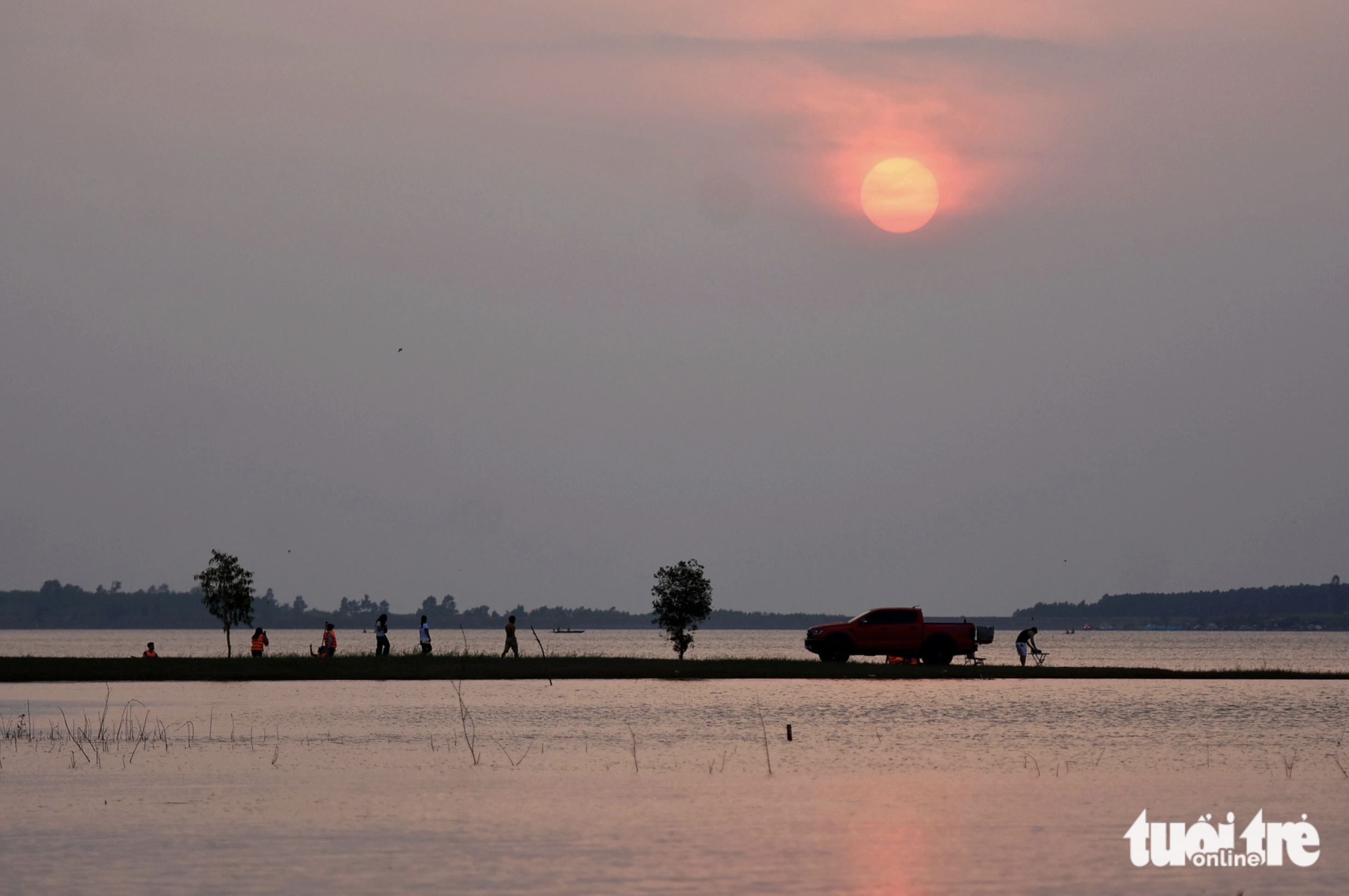 Many families opt to take a trip to Tri An Lake in Dong Nai Province, southern Vietnam on weekends. Photo: A Loc / Tuoi Tre