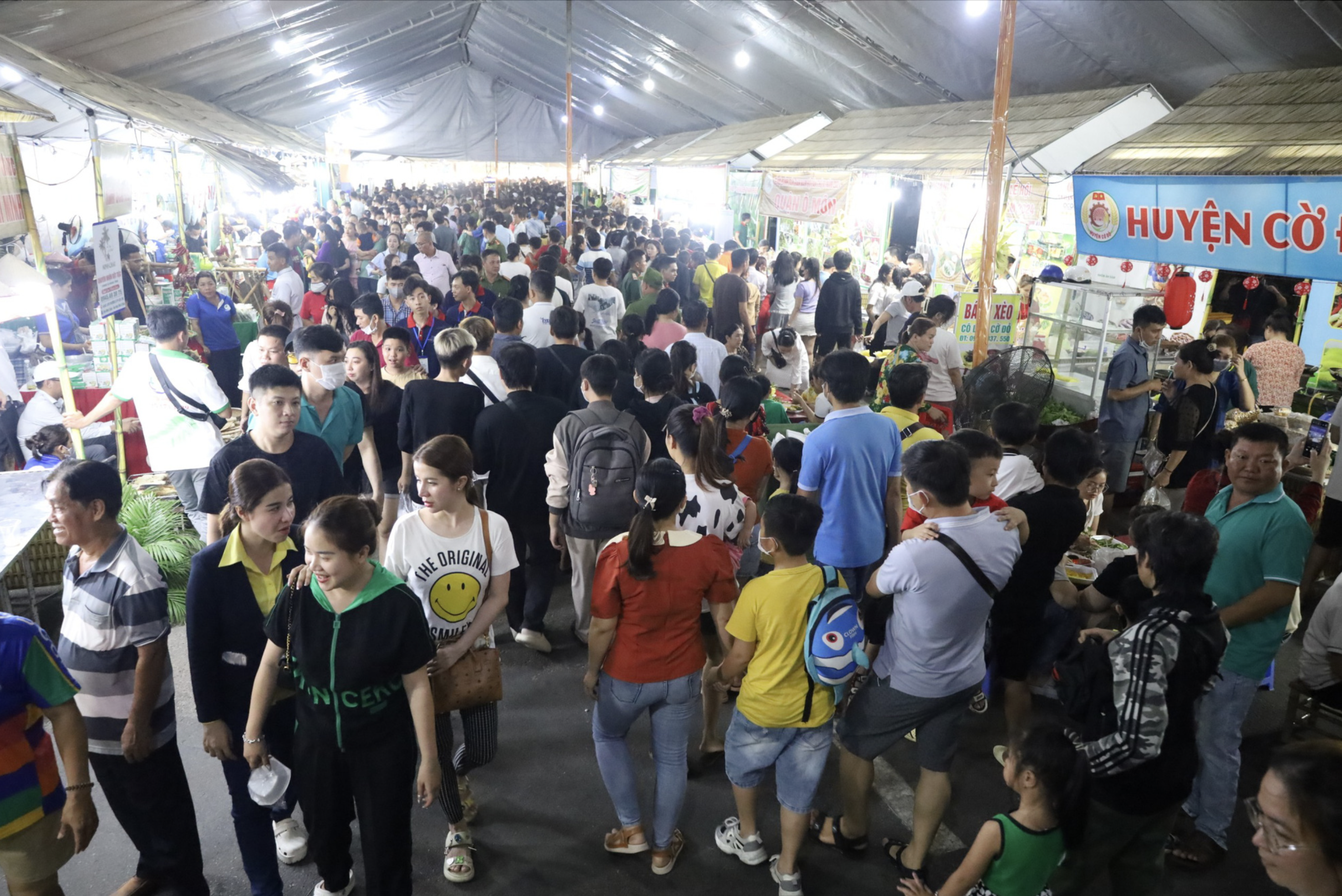 The opening ceremony of the Southern Folk Cake Festival 2024 held in Can Tho City on April 17, 2024 attracts thousands of people. Photo: Trung Pham / Tuoi Tre