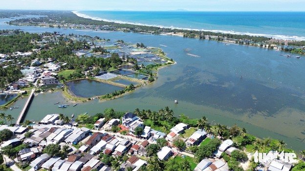 The Truong Giang River runs parallel to the sea. Photo: Le Trung / Tuoi Tre