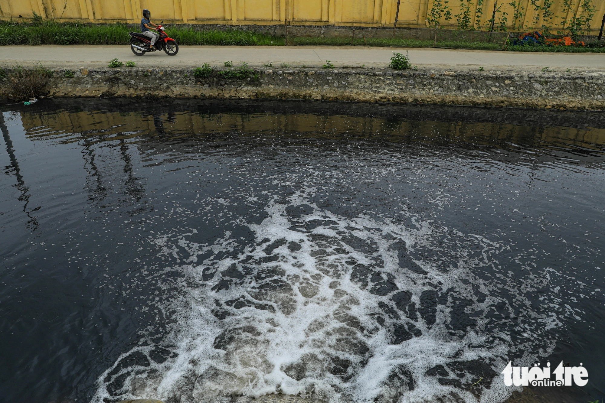 Wastewater from the Pho Noi B textile industrial park is discharged into the channel. Photo: Tuoi Tre