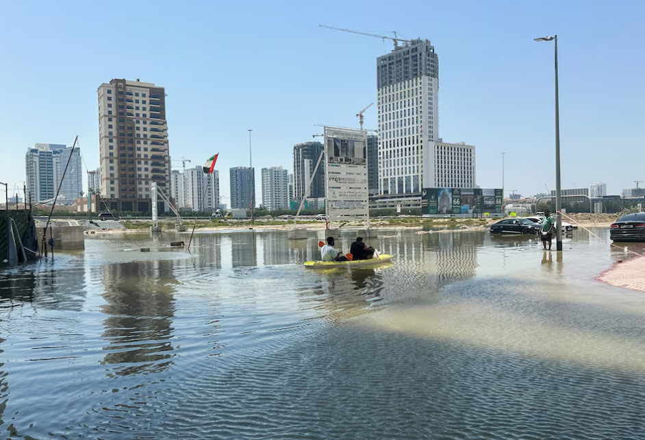 A volunteer uses a kayak during a rescue operation through a road flooded due to heavy rains in Dubai, United Arab Emirates, April 18, 2024. Photo: Reuters