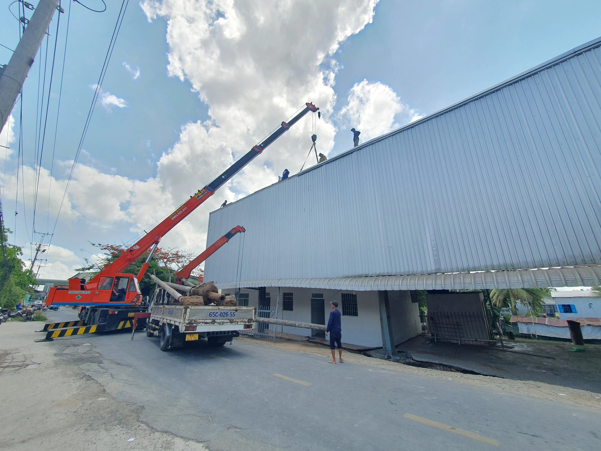 Rescuers and the company employees are dismantling the Ben Thuy food warehouse which was battered by land subsidence on April 18, 2024. Photo: Pham Trung