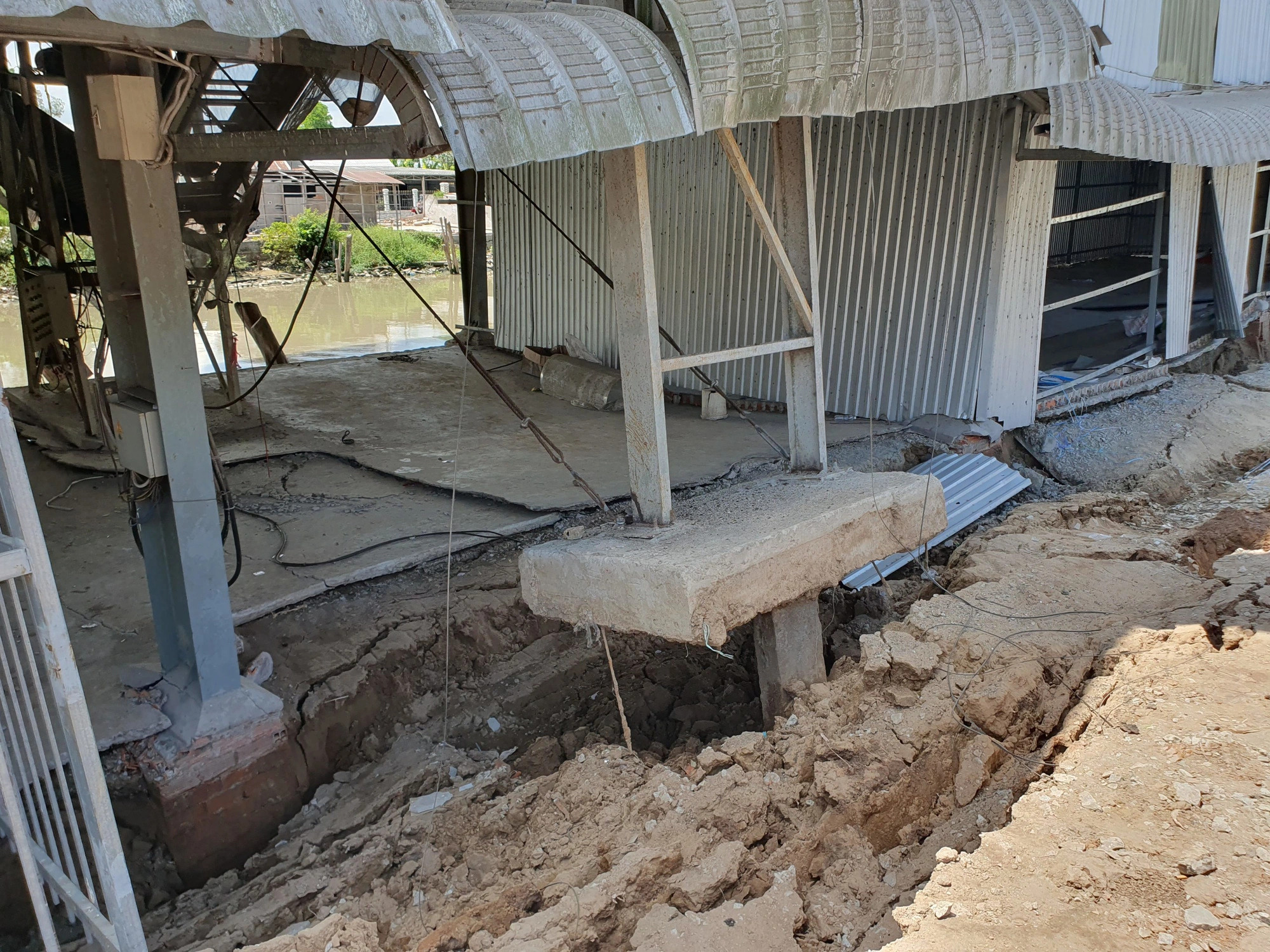 The first area of the Ben Thuy food warehouse in Co Do District, Can Tho City, southern Vietnam to be hit by land subsidence. Photo: Pham Trung