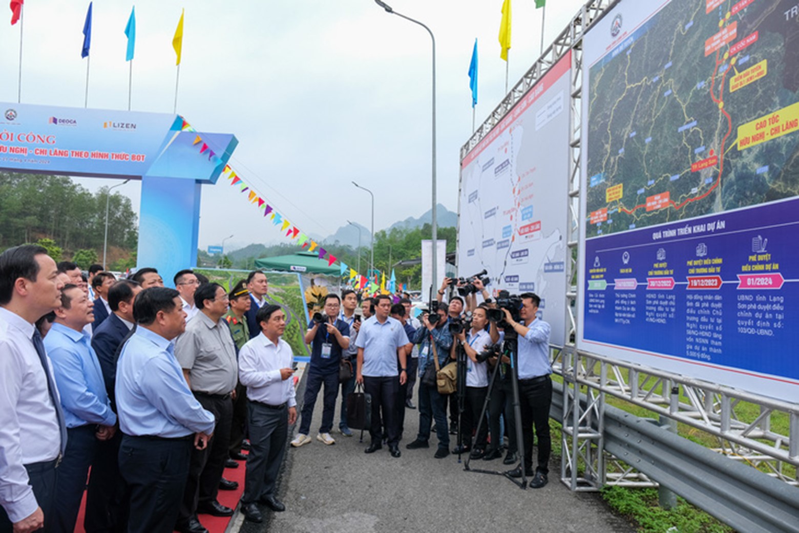 Prime Minister Pham Minh Chinh learns information about the sub-project. Photo: Ha Quan / Tuoi Tre