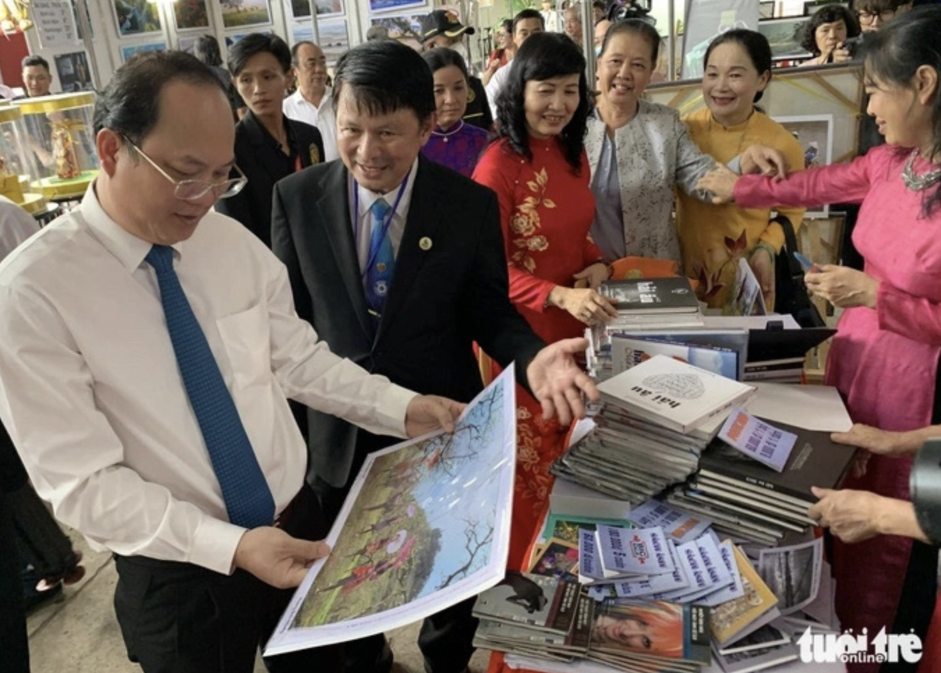 Visitors look at a photo at a booth during the first Ho Chi Minh City International Photography Festival. Photo: Mai Thuy / Tuoi Tre