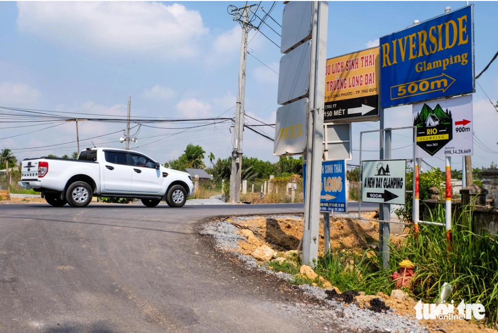 Many signs showing the way to glamping sites are erected on Long Phuoc Street in Thu Duc City, Ho Chi Minh City. Photo: Phuong Nhi / Tuoi Tre