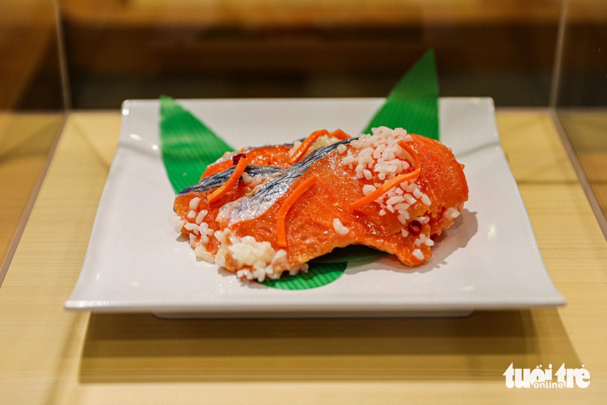 Sushi Izushi, a type of nare-zushi (nama-nare), enjoys immense popularity in Hokkaido, particularly during the New Year. Photo: Danh Khang / Tuoi Tre