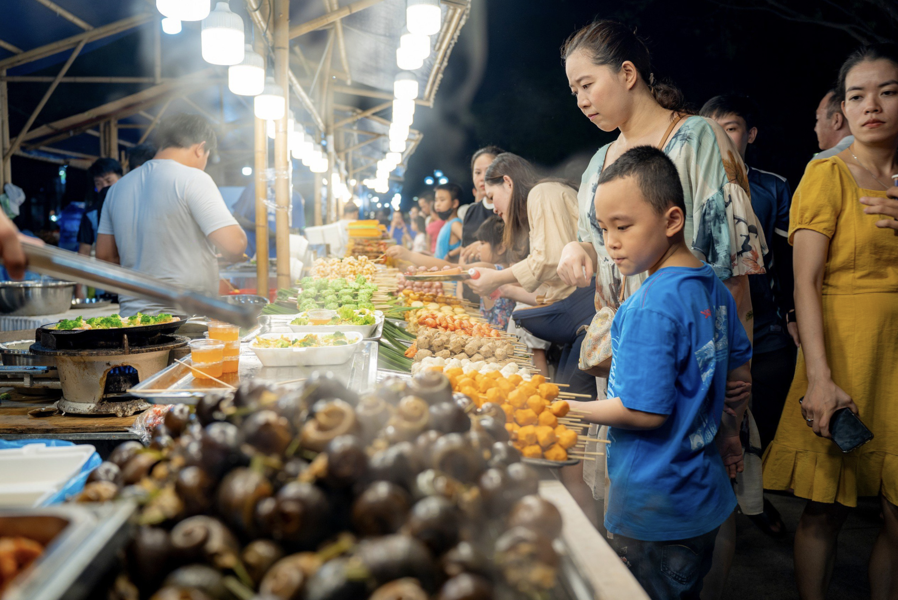 The Hue Traditional Cuisine Week 2024 in Thua Thien-Hue Province attracts crowds of locals and foreigners. Photo: Le Dinh Hoang