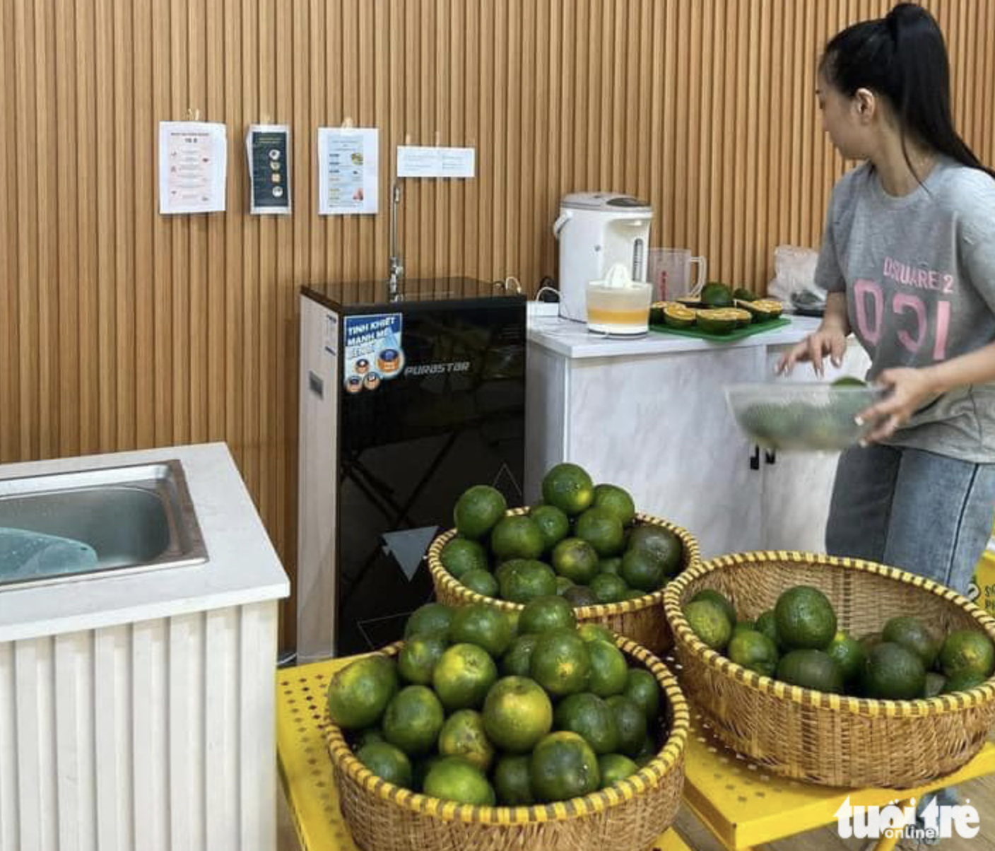 A store presents 60 glasses of orange juice to outdoor workers in Da Nang City each day