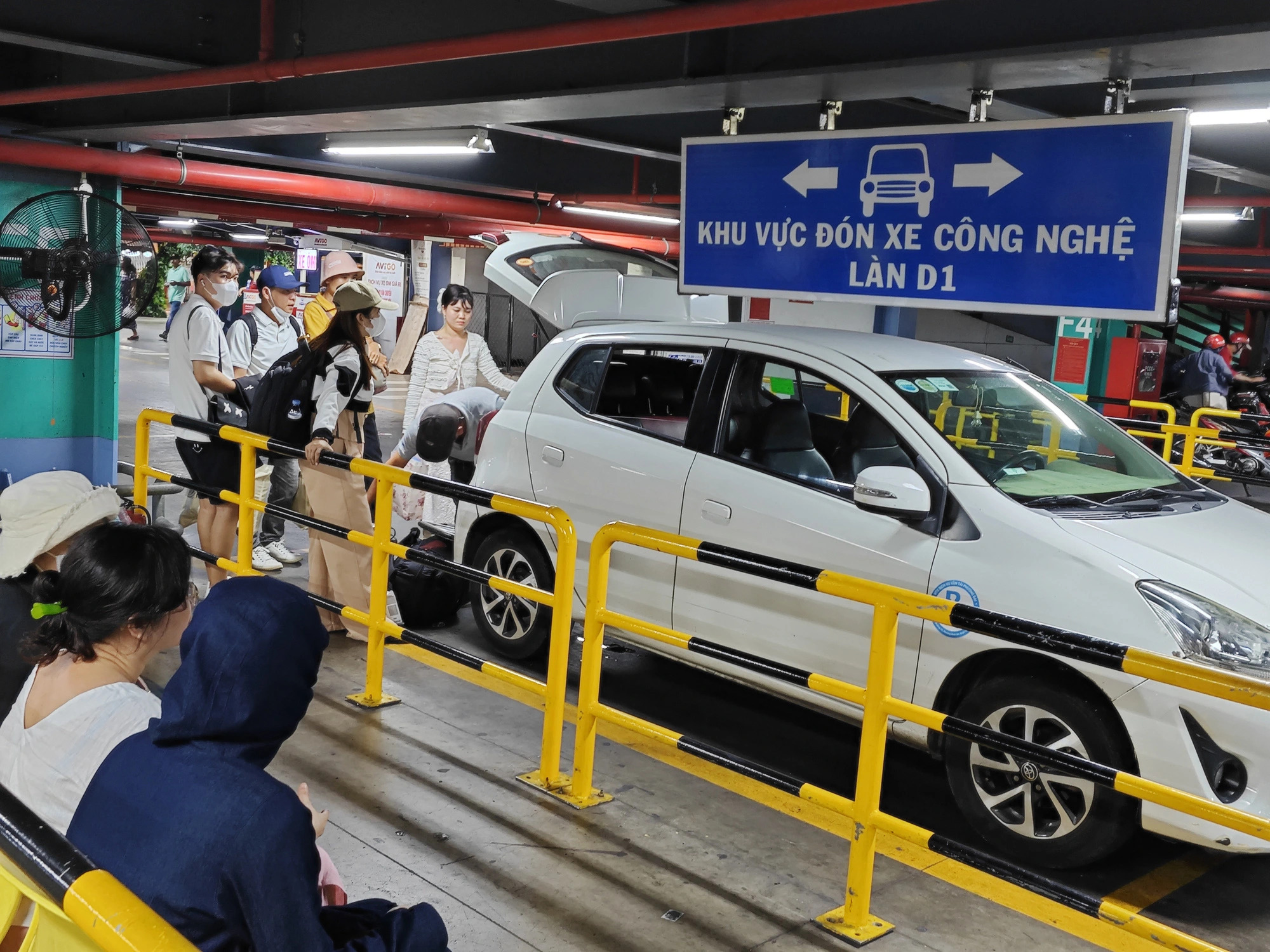 Passengers wait for taking ride-hailing rides at Tan Son Nhat Airport, Ho Chi Minh City, May 1, 2024. Photo: Cong Trung / Tuoi Tre
