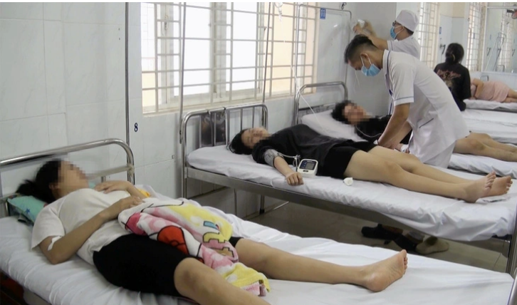 The number of hospitalizations due to suspected food poisoning after eating banh mi in Dong Nai Province. Photo: A.B. / Tuoi Tre