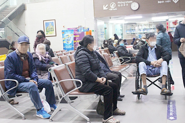Old people have their health checked at the National Geriatric Hospital in Hanoi. Photo: Duong Lieu / Tuoi Tre
