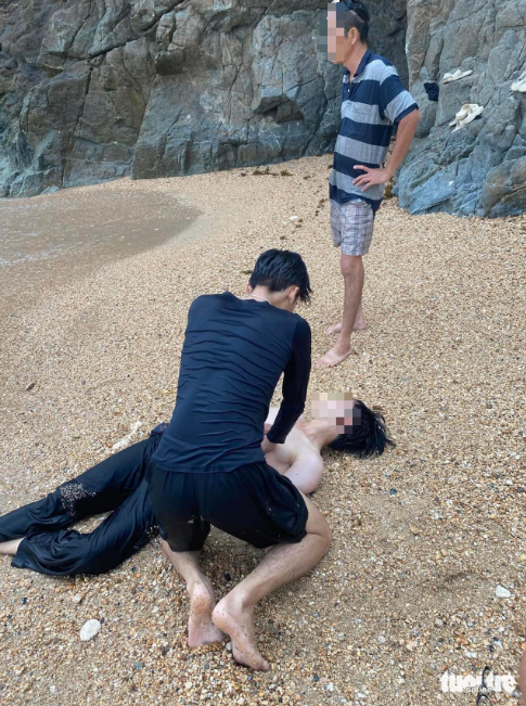A man saved from drowning at Ghenh Bang Beach in Da Nang City on May 1, 2024. Photo: Doan Nhan / Tuoi Tre
