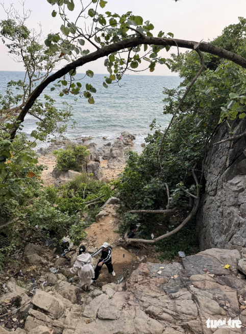 Ghenh Bang Beach in Son Tra District, Da Nang City has yet to be exploited for tourism. Photo: Moon Black