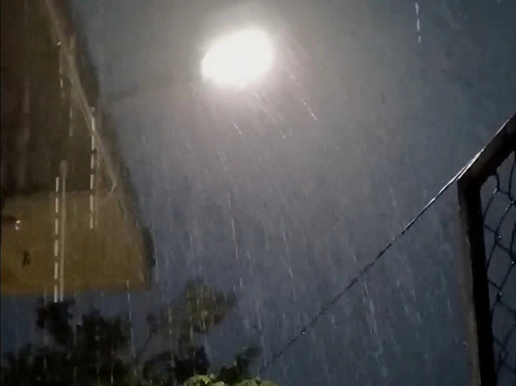 A heavy rain is seen through the light of a street lamp in an area in Dong Ha, the capital city of Quang Tri Province, north-central Vietnam, on May 2, 2024. Photo: B.V.A. / Tuoi Tre