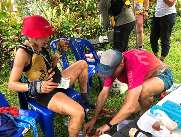 Ha Thi Hau (sitting) takes a rest during the trail race in Thailand. Photo: Facebook profile of Ha Thi Hau