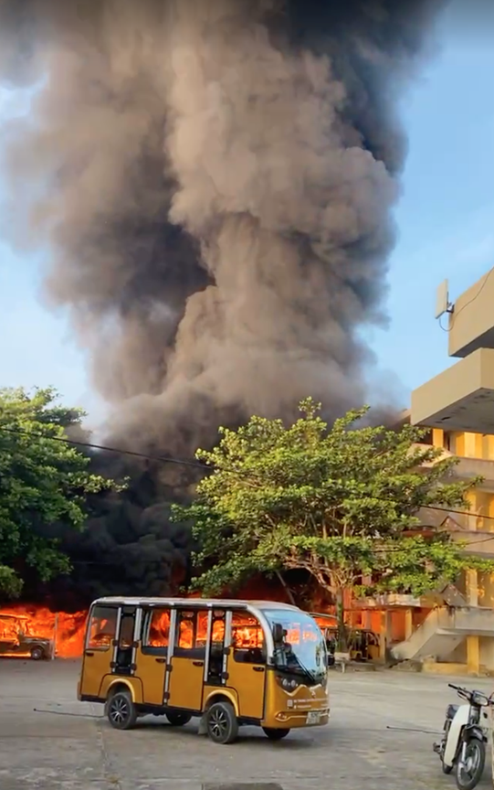 The column of smoke from the scene of the fire that damaged 43 EVs in Hoi An City, Quang Nam Province, central Vietnam. Photo: Q.T. / Tuoi Tre