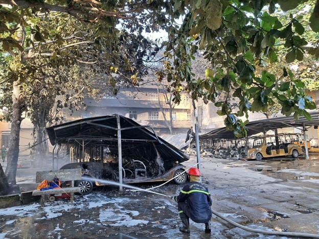 A firefighter extinguishes the fire. Photo: Q.T. / Tuoi Tre