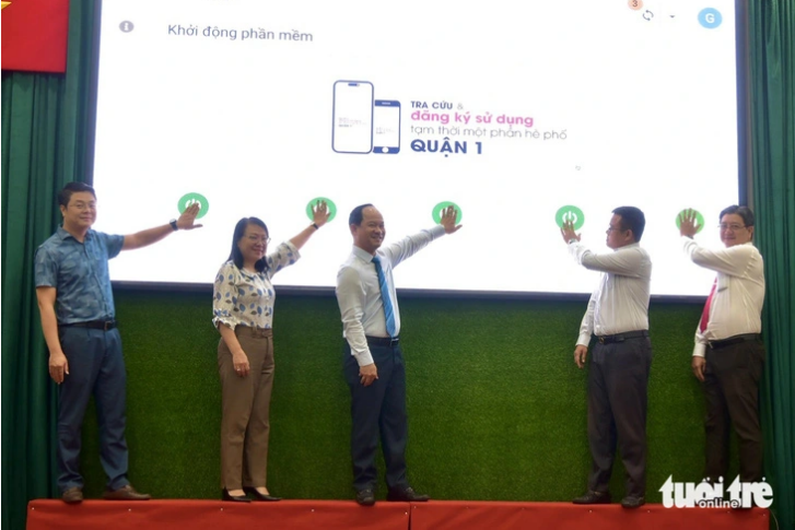 Authorities in Ho Chi Minh City make a symbolic gesture to activate the app for the registration of the temporary use sidewalks in District 1. Photo: T.T.D. / Tuoi Tre