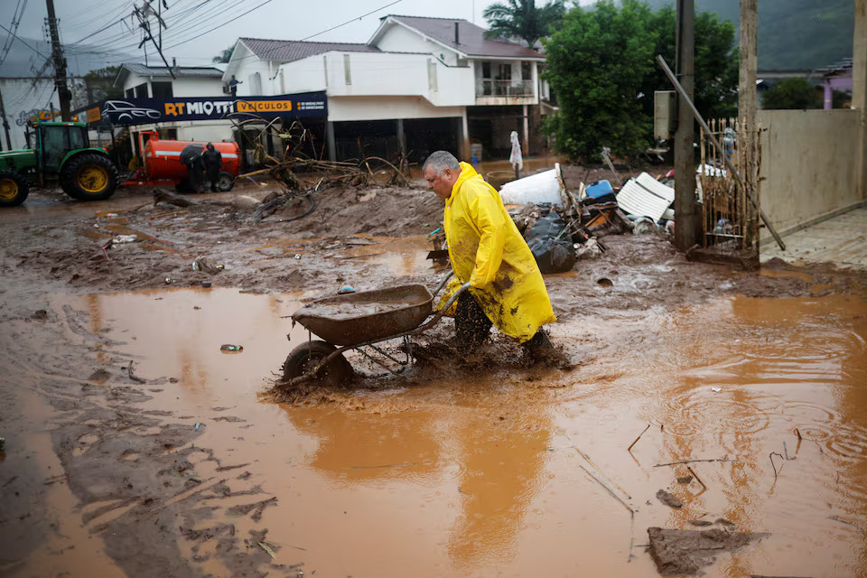 A man helps cleaning a house partially destroyed after floods in Mucum, Rio Grande do Sul state, Brazil May 11, 2024. Photo: Reuters