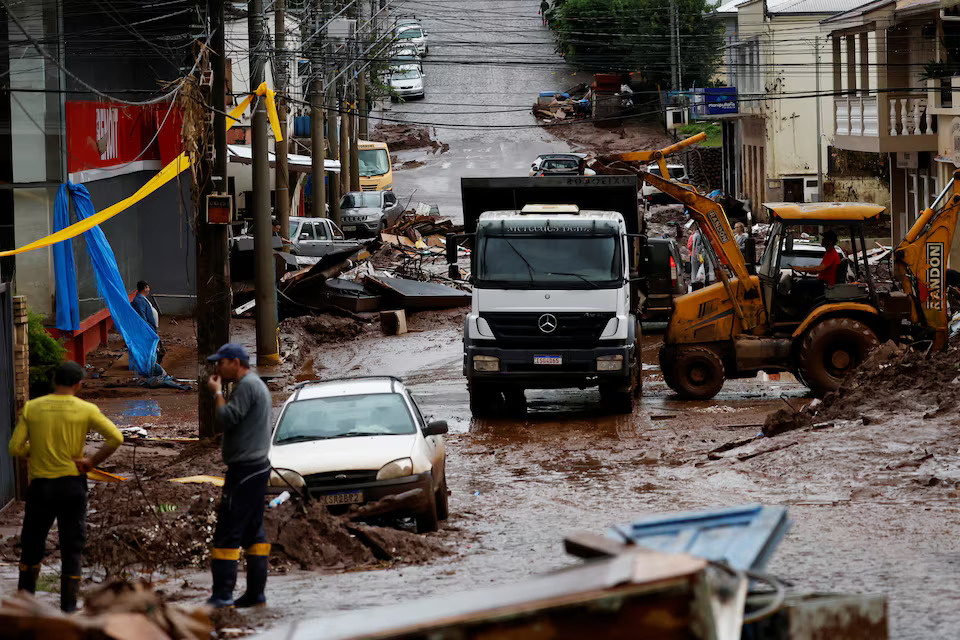People help to clean houses partially destroyed after floods in Mucum, Rio Grande do Sul state, Brazil May 11, 2024. Photo: Reuters