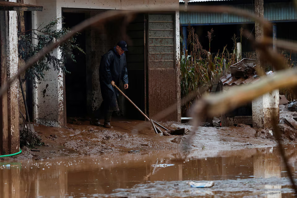 A man helps cleaning a house partially destroyed after floods in Mucum, Rio Grande do Sul state, Brazil May 11, 2024. Photo: Reuters