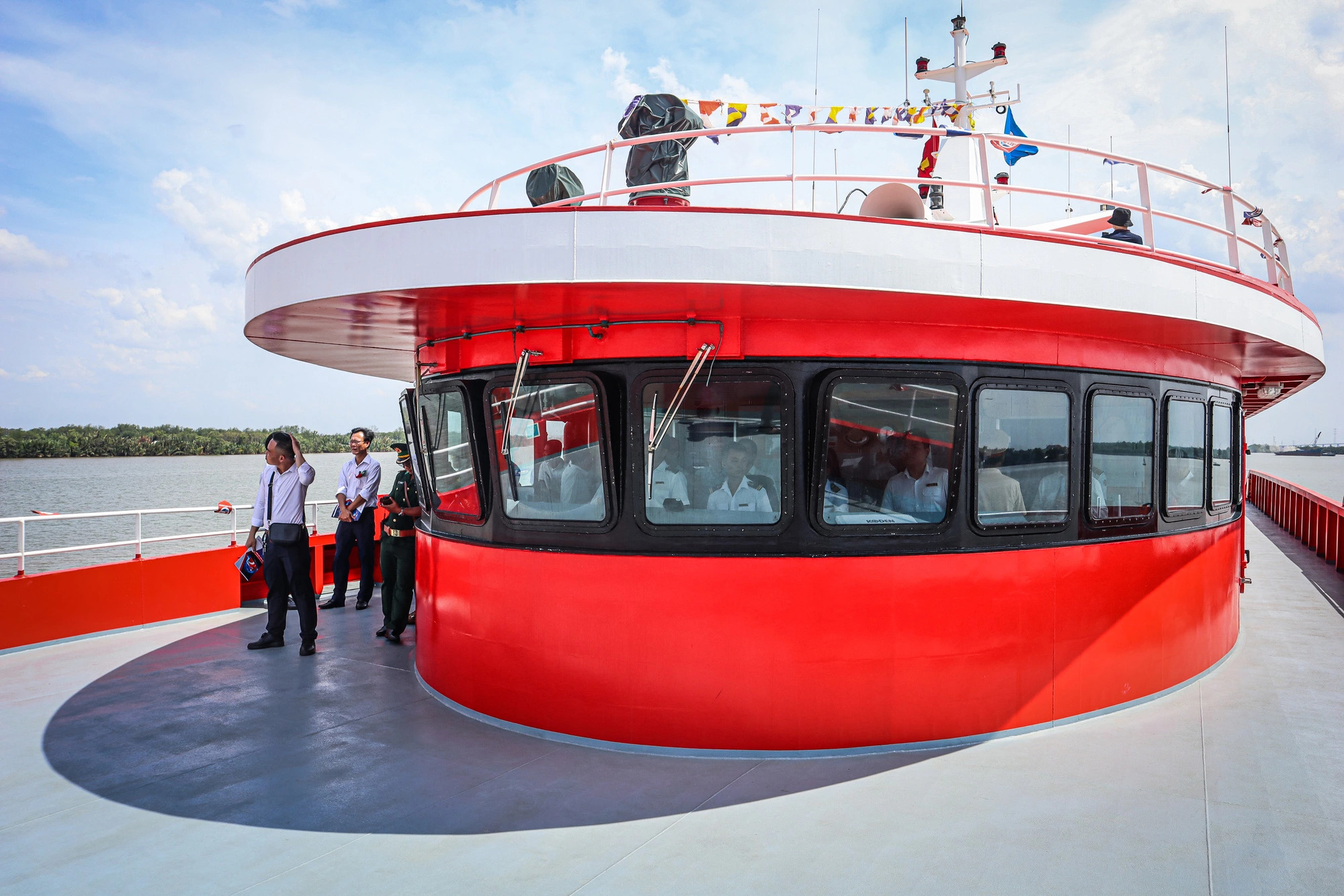 Staff are on duty at different areas on the speedboat, May 13, 2024. Photo: Chau Tuan / Tuoi Tre