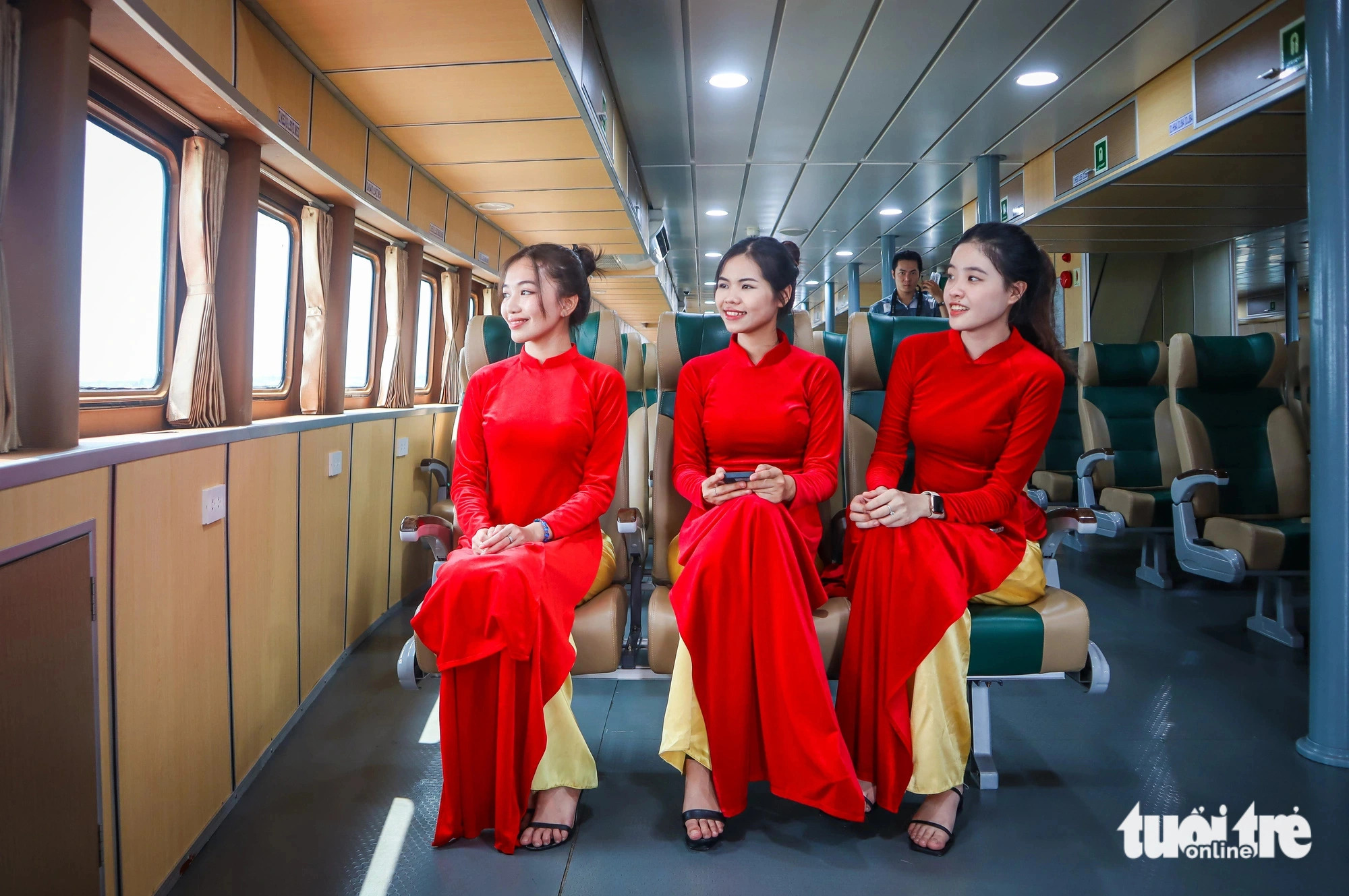 Passengers can enjoy the view outside through the windows or on the balcony of the speedboat. Photo: Chau Tuan / Tuoi Tre