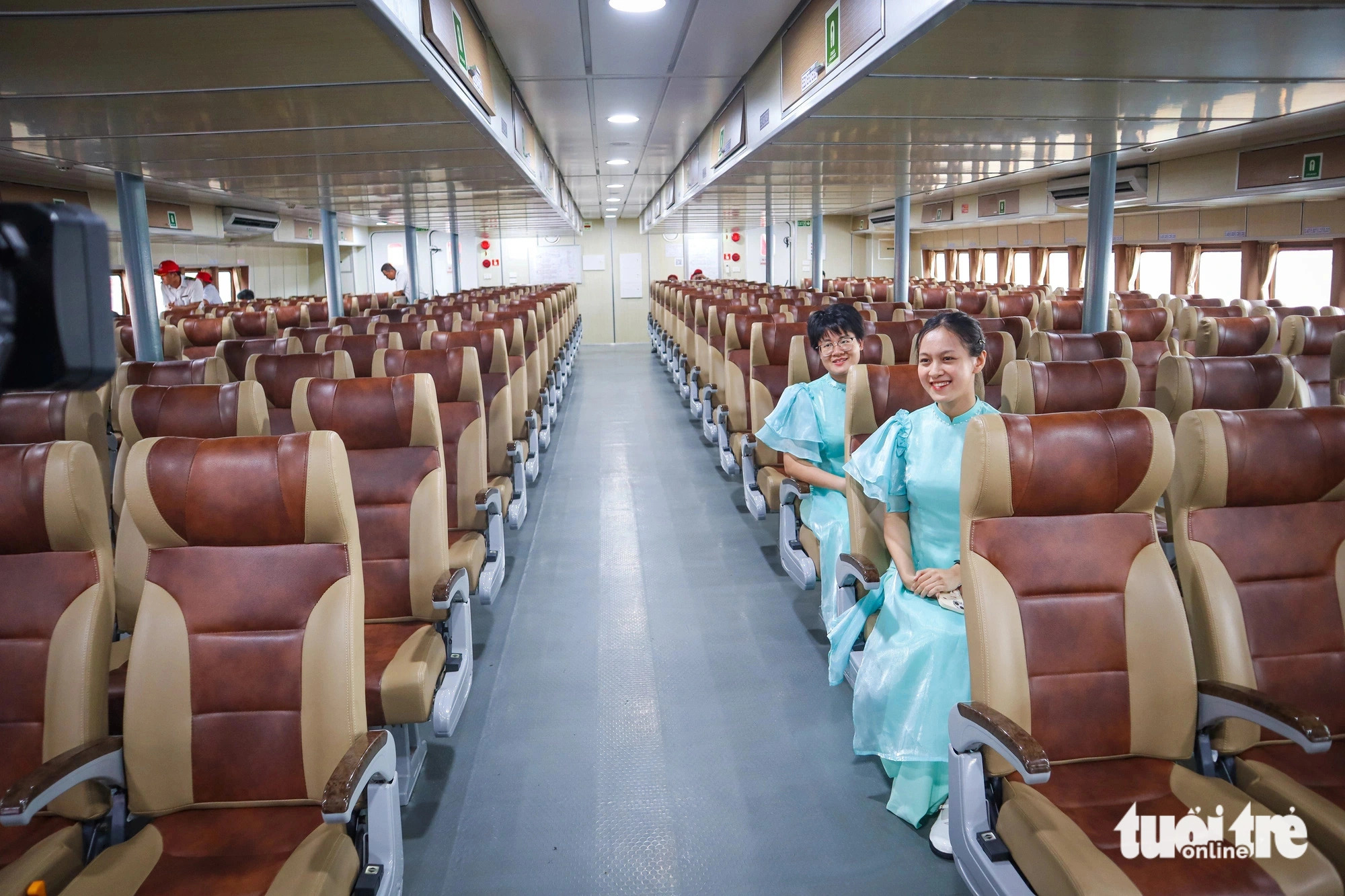 The speedboat is able to transport more than 1,000 passengers. Photo: Chau Tuan / Tuoi Tre