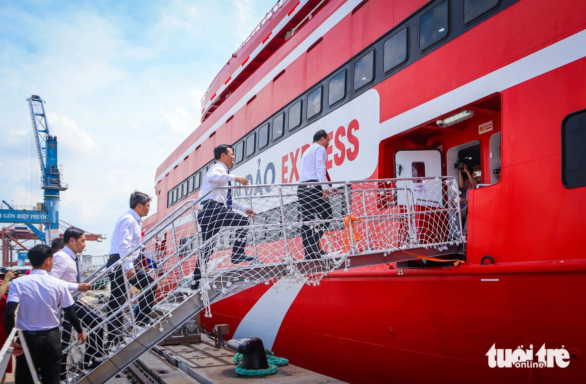 Officials get to the Thang Long speedboat at Saigon - Hiep Phuoc Port in Ho Chi Minh City, May 13, 2024. Photo: Thu Dung / Tuoi Tre