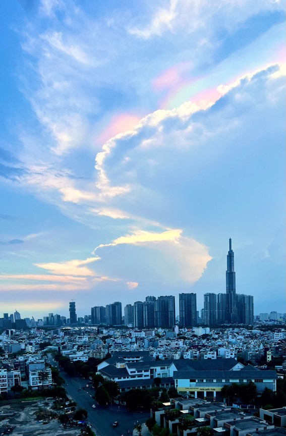 Iridescent clouds are like colorful silk bands in the sky over Ho Chi Minh City. Photo: Ai Nhan / Tuoi Tre