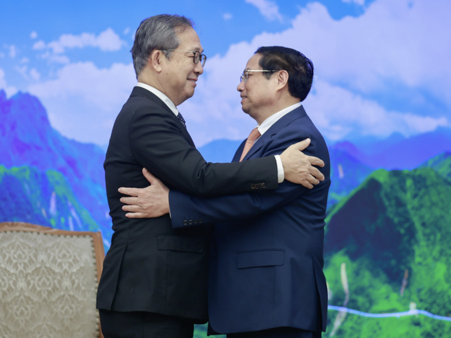 Vietnamese Prime Minister Pham Minh Chinh (R) receives Japanese Ambassador in Vietnam Takio Yamada on April 11, 2024. Photo: VGP