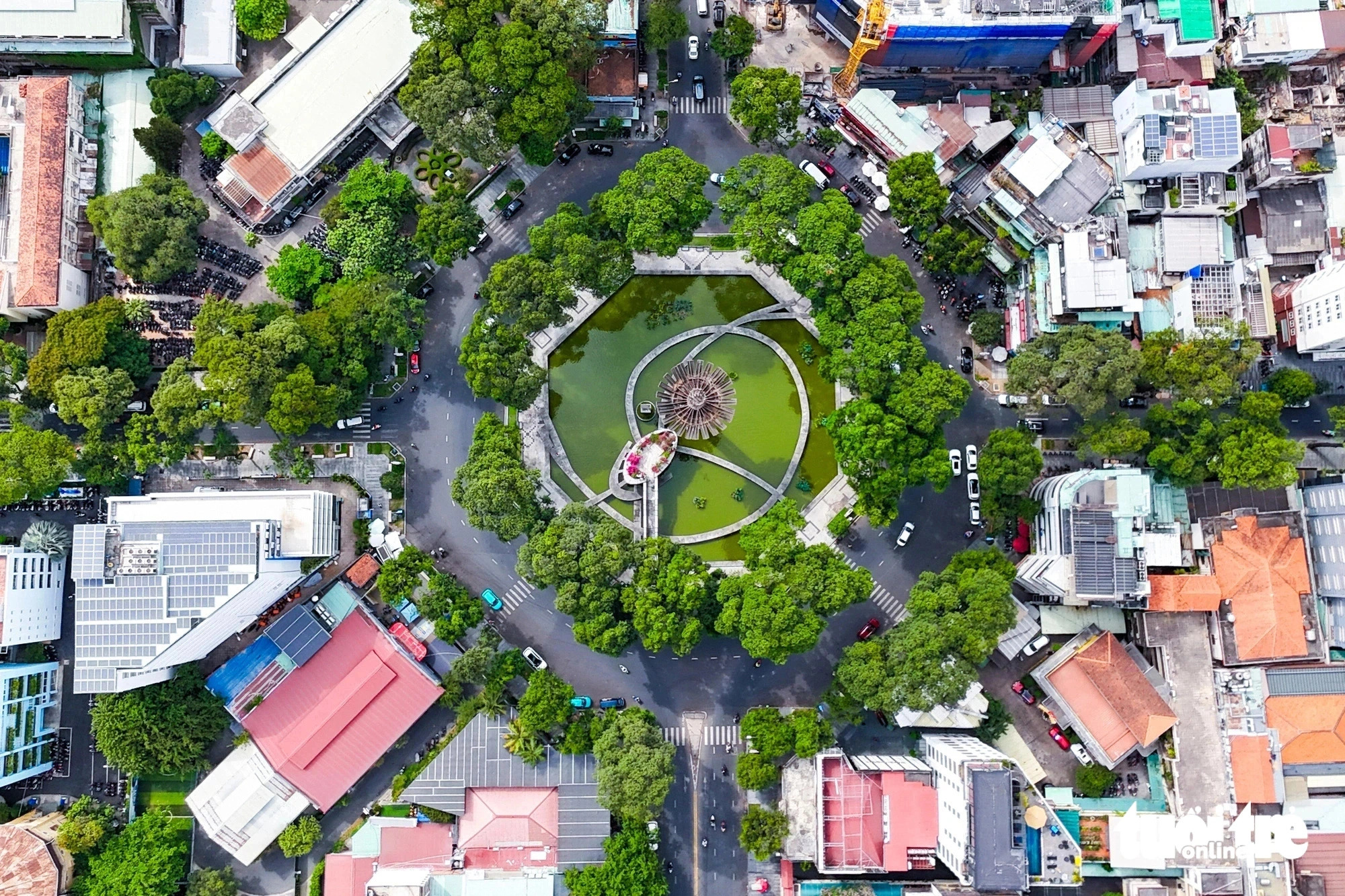 Some 700 meters away from the April 30 Park, the city’s iconic Turtle Lake, located in District 3, is surrounded by green trees and brings a slight relief from the heatwave. Photo: Phuong Quyen / Tuoi Tre