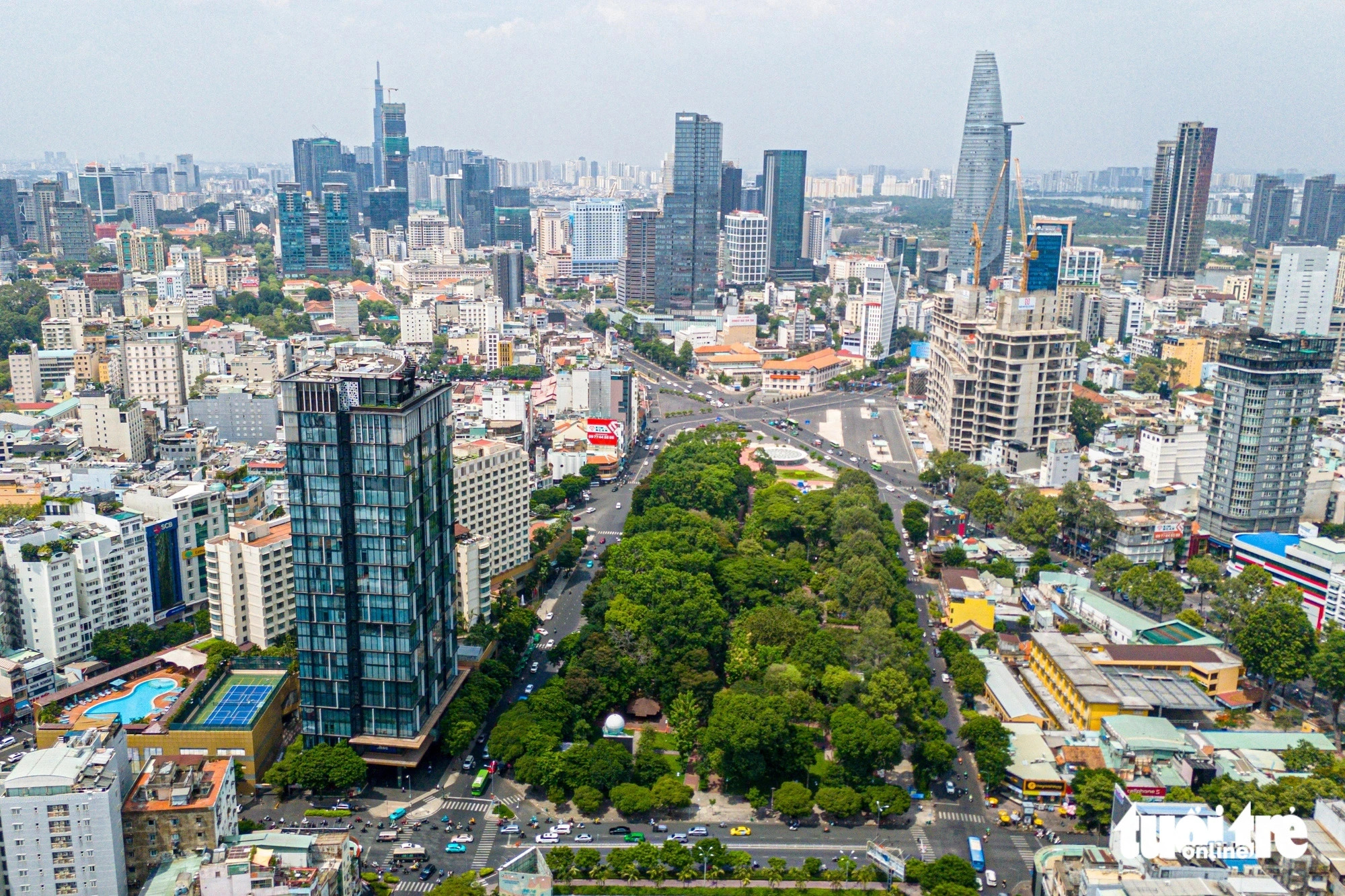 The September 23 Park is bounded on both sides by Le Lai Street and Pham Ngu Lao Street in District 1. The spacious and shaded park is an ideal place for sports enthusiasts. Photo: Phuong Quyen / Tuoi Tre 