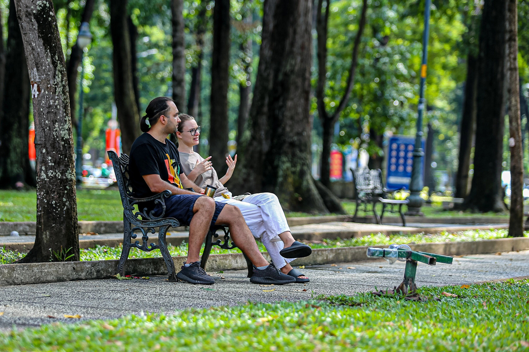 With its giant shady trees and cool air, the April 30 Park is favored by young people and tourists who gather to take photos, enjoy street coffee, relax and chat under the trees on hot days. Photo: Phuong Quyen / Tuoi Tre